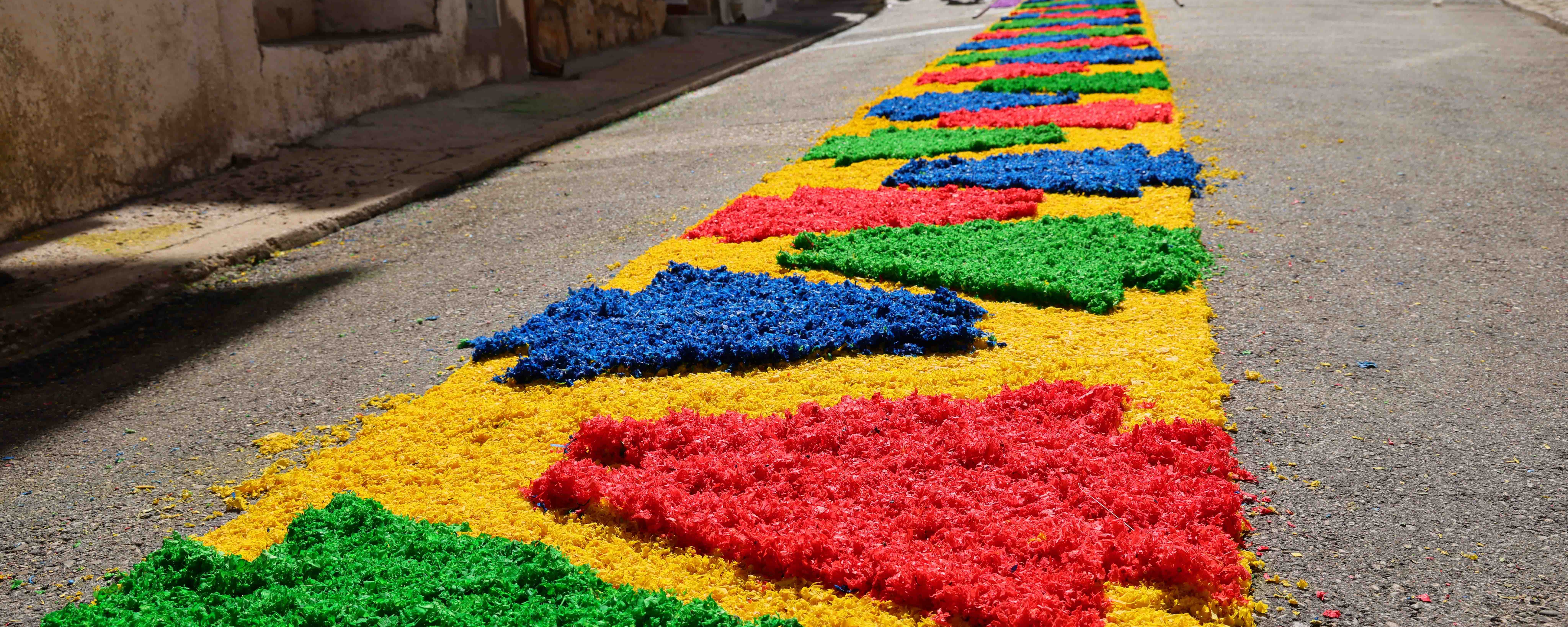 Almonacid desafía a la lluvia para volver a convertir sus calles en una obra de arte efímera